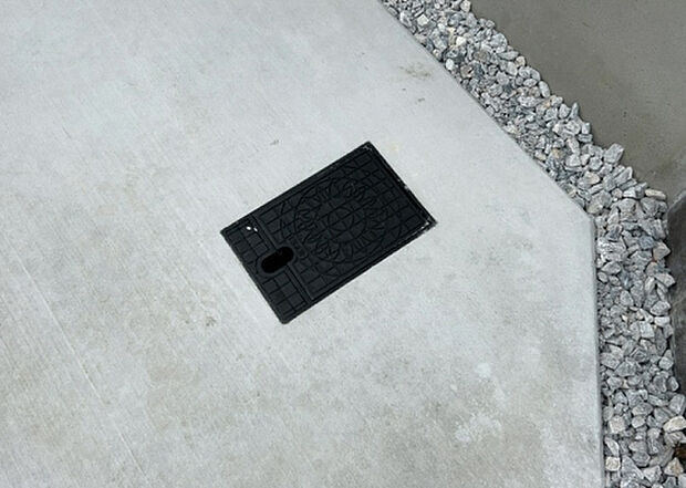 【その他設備】敷地内には、散水栓や立水栓があります。水道水を直接利用できるため、水を運ぶ手間を省くことが出来ます。大量の水を必要とする洗車作業や清掃などに役立ちます。その他設備とあわせて、現地でご確認ください。