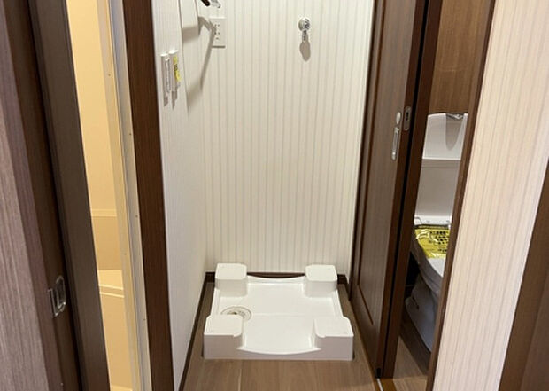 【ランドリースペース】ランドリースペースも気になります。洗濯機置場があり「洗う、干す、取り込む、アイロンがけ、たたむ」など、洗濯に関する家事をするための空間です。広さや収納など付帯設備も含めて、詳細は現地でご確認ください。