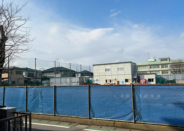 【物件からの展望】眺望を気にして物件を探す場合、前面に建物が建っていないか現地で確認しましょう！前面に建物があると景色はもちろん、日当たりや風通しにも影響が出てきます。住んだ時のことを想像しながら現地見学をしましょう。