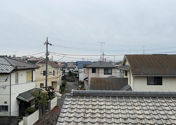 【物件からの展望】眺望を気にして物件を探す場合、前面に建物が建っていないか現地で確認しましょう！前面に建物があると景色はもちろん、日当たりや風通しにも影響が出てきます。住んだ時のことを想像しながら現地見学をしましょう。