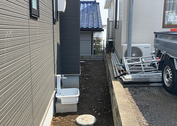 【庭】庭があることでガーデニングや家庭菜園はもちろん、こどもの遊び場やペットを放して遊ぶことができます。また、家の周囲に余裕があるということです。隣地との間があれば、十分な日当たりと、風通しが確保できます。