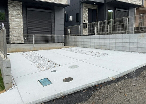 【駐車場】駐車場と明記されていても、最小スペースでつくられた駐車場だと大型車は駐車できなかったり、出入りしにくくなったりする可能性があります。お車のサイズと購入したい物件の駐車場のサイズを現地で確認しましょう。