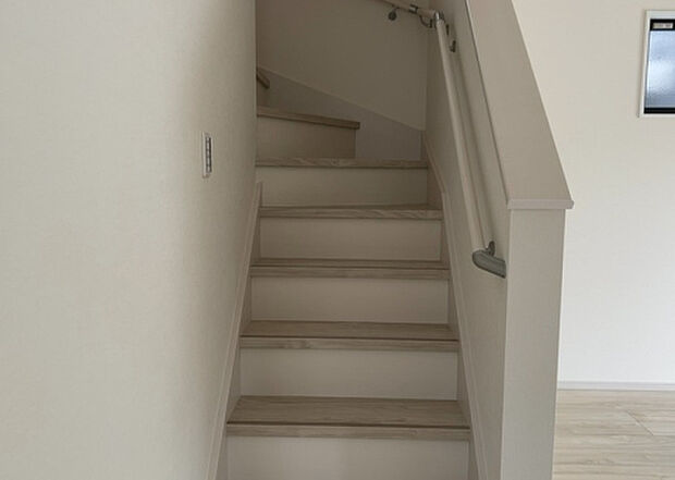 【内装】建物の上下階の通路である階段は、その位置によって動線や室内の印象が大きく左右されます。手摺にも重要な役割があり、転倒の防止・歩行や動作を円滑にして日常生活を支えることを主な目的として設置されています。