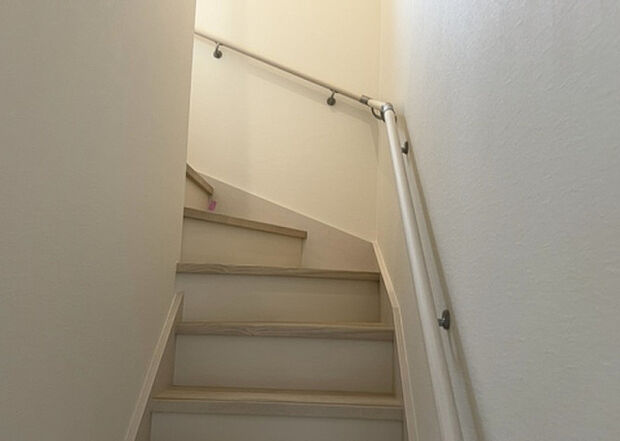 【内装】建物の上下階の通路である階段は、その位置によって動線や室内の印象が大きく左右されます。手摺にも重要な役割があり、転倒の防止・歩行や動作を円滑にして日常生活を支えることを主な目的として設置されています。