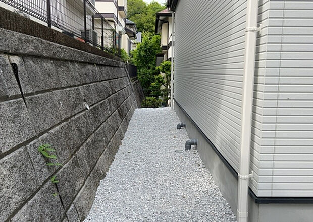 【庭】庭があることでガーデニングや家庭菜園はもちろん、こどもの遊び場やペットを放して遊ぶことができます。また、家の周囲に余裕があるということです。隣地との間があれば、十分な日当たりと、風通しが確保できます。