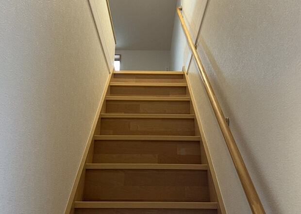 【内装】建物の上下階の通路である階段は、その位置によって動線や室内の印象が大きく左右されます。手摺にも重要な役割があり、転倒の防止・歩行や動作を円滑にして日常生活を支えることを主な目的として設置されています。