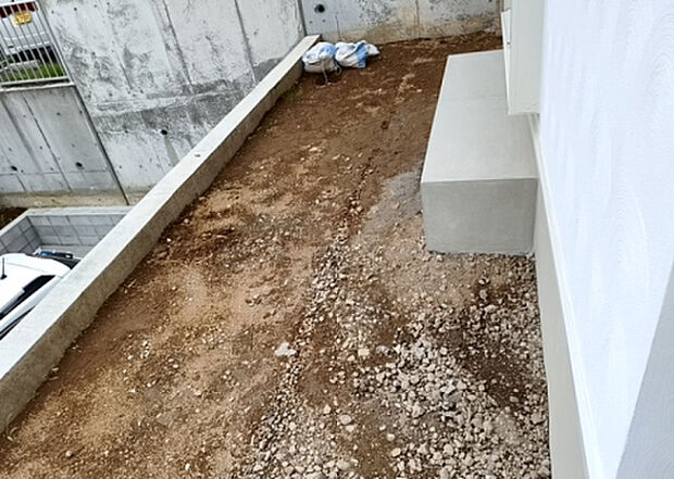 【庭】庭があることでガーデニングや家庭菜園はもちろん、こどもの遊び場やペットを放して遊ぶことができます。また、家の周囲に余裕があるということです。隣地との間があれば、十分な日当たりと、風通しが確保できます。