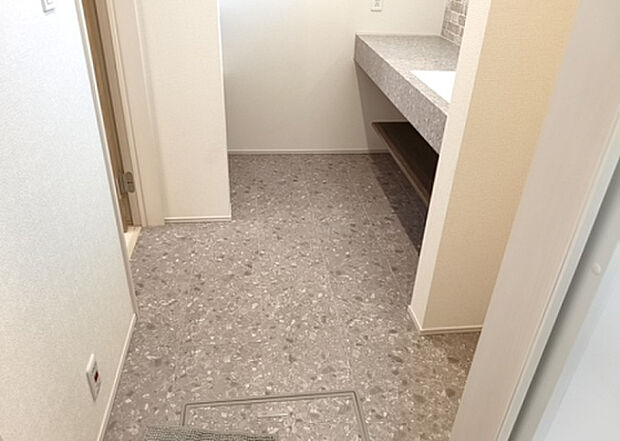 【脱衣場】多くの戸建て住宅で見かける洗面脱衣所は、洗面台と洗濯機が2畳ほどのスペースに並べられていて、洗面所が脱衣所を兼ね備えている間取りが一般的です。お客様が利用することもある、パブリックな空間でもあります。