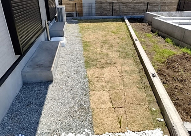 【庭】庭があることでガーデニングや家庭菜園はもちろん、こどもの遊び場やペットを放して遊ぶことができます。また、家の周囲に余裕があるということです。隣地との間があれば、十分な日当たりと、風通しが確保できます。