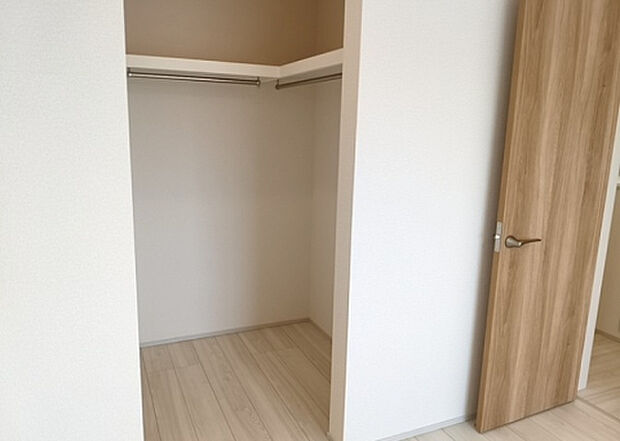 【ウォークインクローゼット】ウォークインクローゼットがあれば、クローゼット内でコーディネートが完成できますし、季節の変わり目に行う衣替えの手間も省けます。また、スーツケースなど大きいものもしまうことができ使い勝手がよいです。