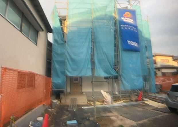 【内装】建物の上下階の通路である階段は、その位置によって動線や室内の印象が大きく左右されます。手摺にも重要な役割があり、転倒の防止・歩行や動作を円滑にして日常生活を支えることを主な目的として設置されています。