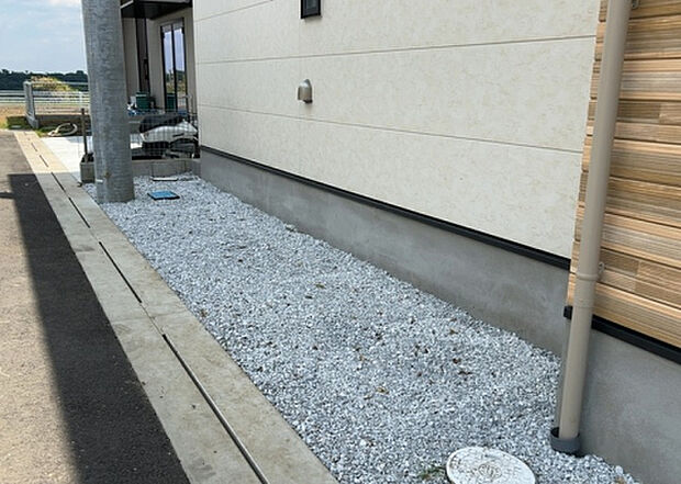 【庭】庭があることでガーデニングや家庭菜園はもちろん、こどもの遊び場やペットを放して遊ぶことができます。また、家の周囲に余裕があるということです。隣地との間があれば、十分な日当たりと、風通しが確保できます。