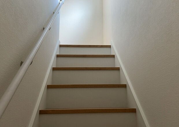 【内装】建物の上下階の通路である階段は、その位置によって動線や室内の印象が大きく左右されます。手摺にも重要な役割があり、転倒の防止・歩行や動作を円滑にして日常生活を支えることを主な目的として設置されています。