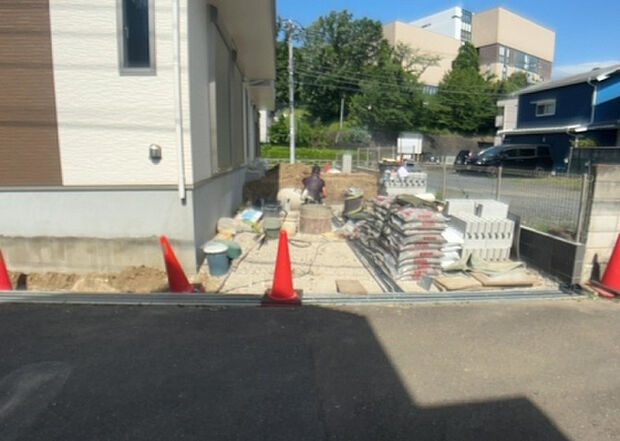 【駐車場】駐車場と明記されていても、最小スペースでつくられた駐車場だと大型車は駐車できなかったり、出入りしにくくなったりする可能性があります。お車のサイズと購入したい物件の駐車場のサイズを現地で確認しましょう。