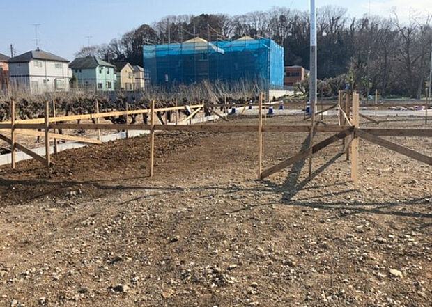 【玄関】玄関は家の顔でもあり、家族以外の目にも止まる場所です。玄関は外との間を仕切る扉、靴などをしまっておく収納スペース、靴脱ぎのたたきスペース、来客とのやり取りをするドアホンなど複数のアイテムからなります。