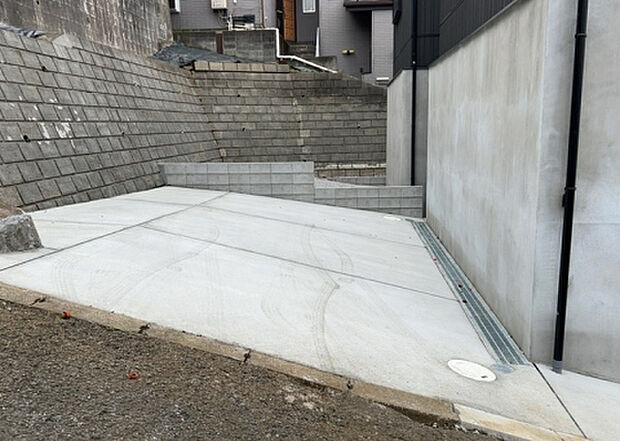 【駐車場】駐車場と明記されていても、最小スペースでつくられた駐車場だと大型車は駐車できなかったり、出入りしにくくなったりする可能性があります。お車のサイズと購入したい物件の駐車場のサイズを現地で確認しましょう。