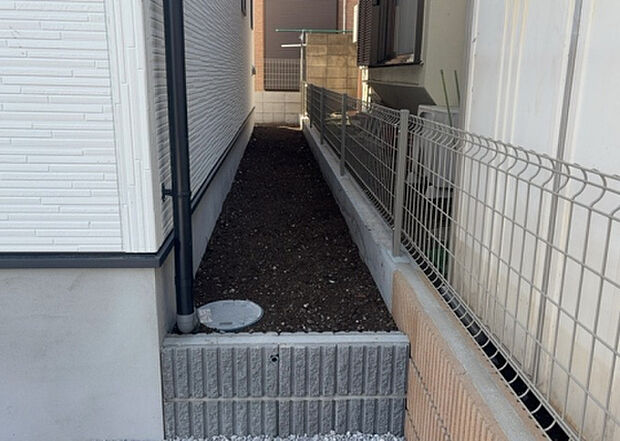 【庭】庭があることでガーデニングや家庭菜園はもちろん、こどもの遊び場やペットを放して遊ぶことができます。また、家の周囲に余裕があるということです。隣地との間があれば、十分な日当たりと、風通しが確保できます。