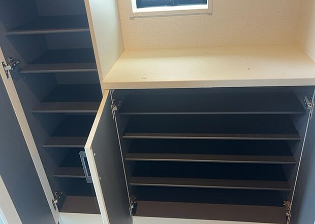 【玄関収納】玄関収納は、靴や傘、コートなどをスッキリと収納できるだけでなく、来客時に見せる顔となるため、家の顔とも言えます。収納量だけでなく、デザイン性も重視したいところです。ミラー付きの収納であれば、外出前の身だしなみチェックにも便利です。