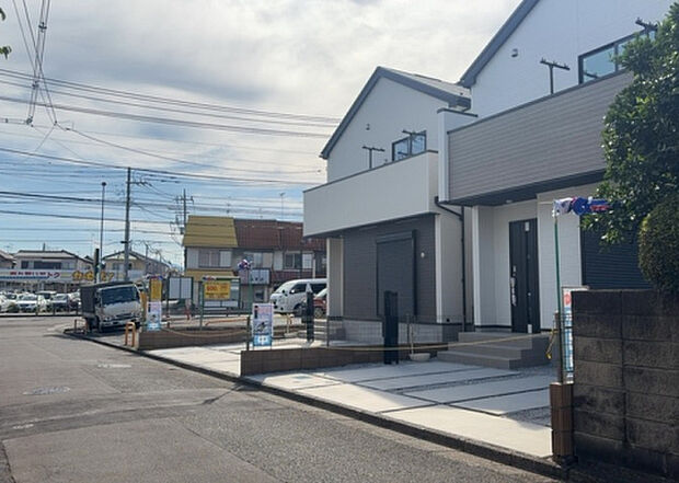 【前面道路含む現地写真_2】お持ちの車種によっては前面道路が広い方が便利でしょう。しかし、前面道路が広ければその分交通量が多くなるため、騒音などが気になる場合があります。実際に現地を見学し、周辺交通量や騒音などを確認しましょう！