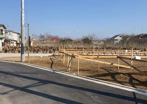 【前面道路含む現地写真_2】前面道路の幅員や歩道の有無、近隣の建物との距離感などは、実際の生活の利便性や安全性に大きく影響します。複数のアングルから前面道路の状況を確認することで、より具体的に生活イメージを描けます。