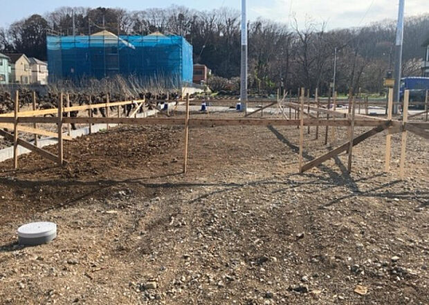 【玄関_2】玄関は、狭すぎると複数人で使いにくく、広すぎても無駄な空間になりがちです。最低2畳を目安にして、家の広さとの兼ね合いや家族の人数を考慮して決めるとよいでしょう。現地を見学して快適な玄関を選びましょう！