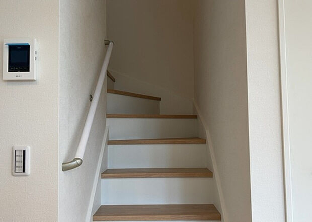 【内装】建物の上下階の通路である階段は、その位置によって動線や室内の印象が大きく左右されます。手摺にも重要な役割があり、転倒の防止・歩行や動作を円滑にして日常生活を支えることを主な目的として設置されています。