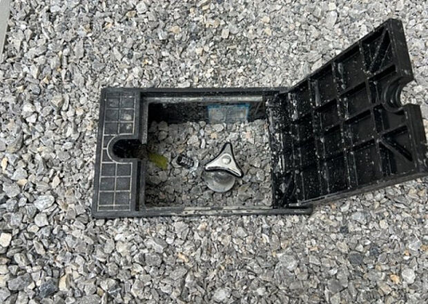 【その他設備】敷地内には、散水栓や立水栓があります。水道水を直接利用できるため、水を運ぶ手間を省くことが出来ます。大量の水を必要とする洗車作業や清掃などに役立ちます。その他設備とあわせて、現地でご確認ください。