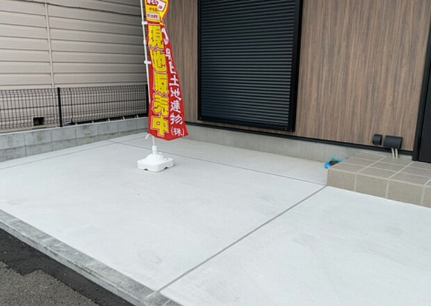 【駐車場】駐車場と明記されていても、最小スペースでつくられた駐車場だと大型車は駐車できなかったり、出入りしにくくなったりする可能性があります。お車のサイズと購入したい物件の駐車場のサイズを現地で確認しましょう。