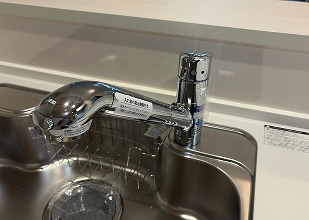 【キッチン水栓】キッチン水栓は、毎日必ず使うものだからこそ、使いやすさが重要です。シャワーヘッドの切り替えがスムーズか、吐水量が調節できるか、水しぶきが飛び散りにくい構造か、浄水機能が付いているかなど、日々の家事を快適にするための機能が数多くあります。また、デザインも多種多様なので、キッチン全体の雰囲気に合わせたものを選ぶことができます。