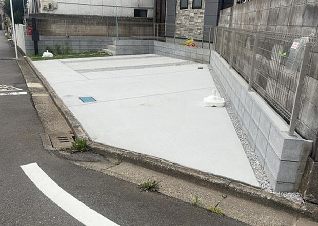 【駐車場】駐車場と明記されていても、最小スペースでつくられた駐車場だと大型車は駐車できなかったり、出入りしにくくなったりする可能性があります。お車のサイズと購入したい物件の駐車場のサイズを現地で確認しましょう。