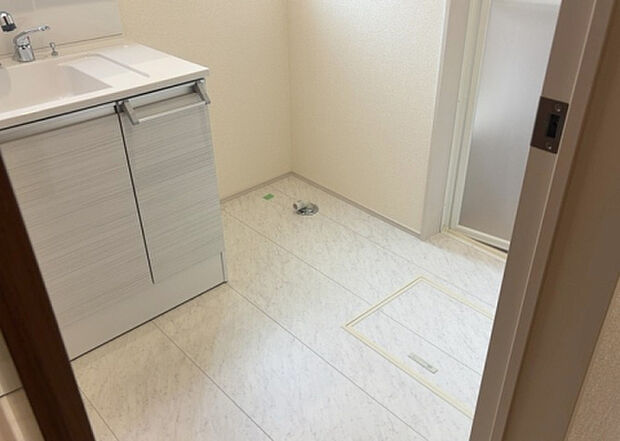 【脱衣場】多くの戸建て住宅で見かける洗面脱衣所は、洗面台と洗濯機が2畳ほどのスペースに並べられていて、洗面所が脱衣所を兼ね備えている間取りが一般的です。お客様が利用することもある、パブリックな空間でもあります。