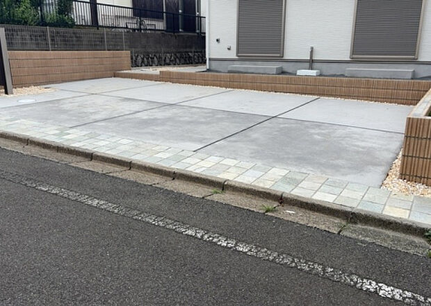 【駐車場】駐車場と明記されていても、最小スペースでつくられた駐車場だと大型車は駐車できなかったり、出入りしにくくなったりする可能性があります。お車のサイズと購入したい物件の駐車場のサイズを現地で確認しましょう。