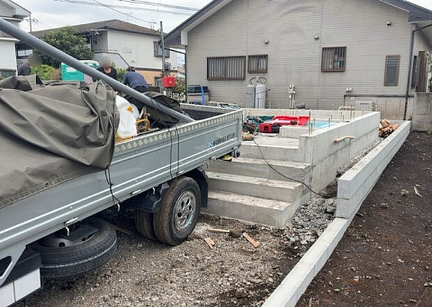 【構造・工法・仕様_2】ベタ基礎とは、柱の位置に関係なく全体に基礎がある事を指し、面積が大きい分建物の重さを全体に分散できます。また、地面からの湿気や害虫を遮断でき、木造住宅で心配されるシロアリ被害を防ぐ効果も期待できます。