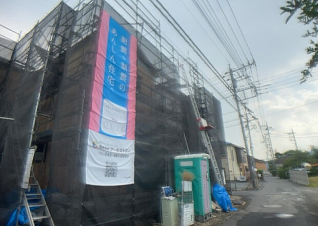 【構造・工法・仕様_2】ベタ基礎とは、柱の位置に関係なく全体に基礎がある事を指し、面積が大きい分建物の重さを全体に分散できます。また、地面からの湿気や害虫を遮断でき、木造住宅で心配されるシロアリ被害を防ぐ効果も期待できます。
