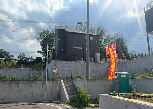 【物件からの展望_2】眺望を気にして物件を探す場合、前面に建物が建っていないか現地で確認しましょう！前面に建物があると景色はもちろん、日当たりや風通しにも影響が出てきます。住んだ時のことを想像しながら現地見学をしましょう。