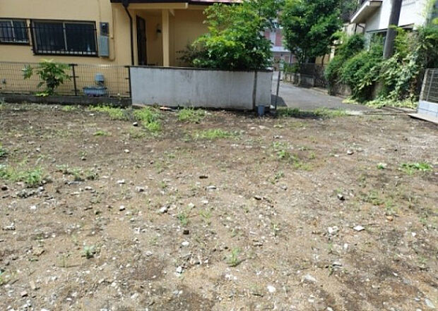 【駐車場_2】駐車場と明記されていても、最小スペースでつくられた駐車場だと大型車は駐車できなかったり、出入りしにくくなったりする可能性があります。お車のサイズと購入したい物件の駐車場のサイズを現地で確認しましょう。