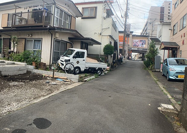 【前面道路含む現地写真_2】お持ちの車種によっては前面道路が広い方が便利でしょう。しかし、前面道路が広ければその分交通量が多くなるため、騒音などが気になる場合があります。実際に現地を見学し、周辺交通量や騒音などを確認しましょう！