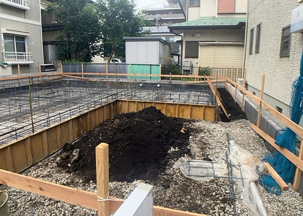 【玄関】玄関は家の顔でもあり、家族以外の目にも止まる場所です。玄関は外との間を仕切る扉、靴などをしまっておく収納スペース、靴脱ぎのたたきスペース、来客とのやり取りをするドアホンなど複数のアイテムからなります。