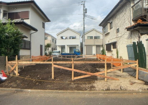 【駐車場】駐車場と明記されていても、最小スペースでつくられた駐車場だと大型車は駐車できなかったり、出入りしにくくなったりする可能性があります。お車のサイズと購入したい物件の駐車場のサイズを現地で確認しましょう。