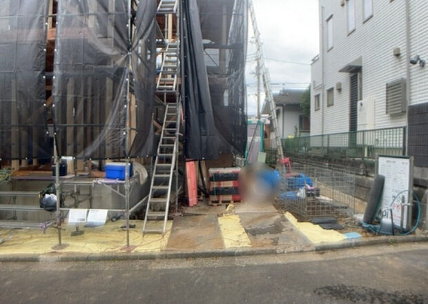 【駐車場】駐車場と明記されていても、最小スペースでつくられた駐車場だと大型車は駐車できなかったり、出入りしにくくなったりする可能性があります。お車のサイズと購入したい物件の駐車場のサイズを現地で確認しましょう。