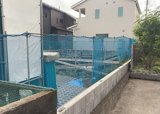 【玄関_2】玄関は、狭すぎると複数人で使いにくく、広すぎても無駄な空間になりがちです。最低2畳を目安にして、家の広さとの兼ね合いや家族の人数を考慮して決めるとよいでしょう。現地を見学して快適な玄関を選びましょう！