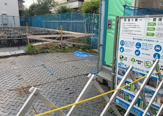 【庭】庭があることでガーデニングや家庭菜園はもちろん、こどもの遊び場やペットを放して遊ぶことができます。また、家の周囲に余裕があるということです。隣地との間があれば、十分な日当たりと、風通しが確保できます。