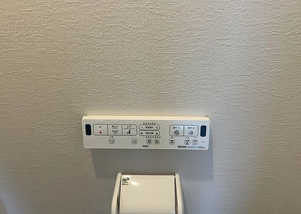 【ウォシュレット（リモコン）】ウォシュレットは、衛生面だけでなく、快適性も向上させる便利な設備です。洗浄機能の種類や水温調節機能など、様々な機能が付いたものが多くあります。リモコンも、操作が簡単で、使いやすいものを選びましょう。