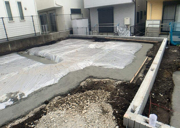 【玄関】玄関は家の顔でもあり、家族以外の目にも止まる場所です。玄関は外との間を仕切る扉、靴などをしまっておく収納スペース、靴脱ぎのたたきスペース、来客とのやり取りをするドアホンなど複数のアイテムからなります。