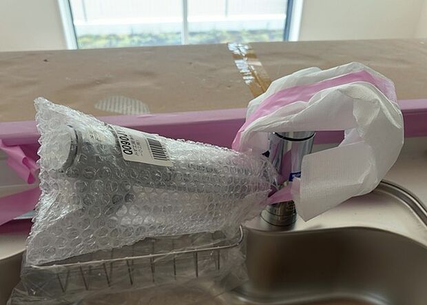 【キッチン水栓】キッチン水栓は、毎日必ず使うものだからこそ、使いやすさが重要です。シャワーヘッドの切り替えがスムーズか、吐水量が調節できるか、水しぶきが飛び散りにくい構造か、浄水機能が付いているかなど、日々の家事を快適にするための機能が数多くあります。また、デザインも多種多様なので、キッチン全体の雰囲気に合わせたものを選ぶことができます。