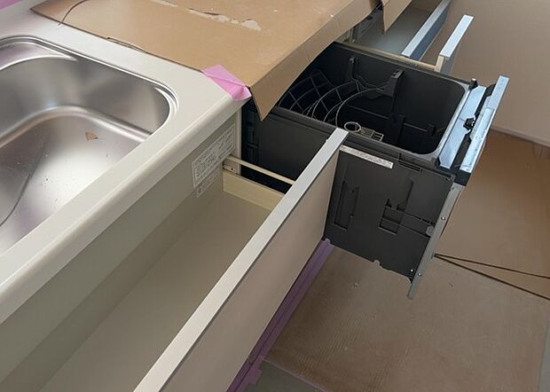 【キッチン床下収納】キッチン床下収納は、調理器具や食器などをスッキリと収納できる便利なスペースです。収納量が多いもの、引き出しがスムーズに開閉するものなど、使い勝手の良いものを選ぶことが大切です。また、湿気がこもりやすい場所なので、通気性の良いものを選ぶこともおすすめです。