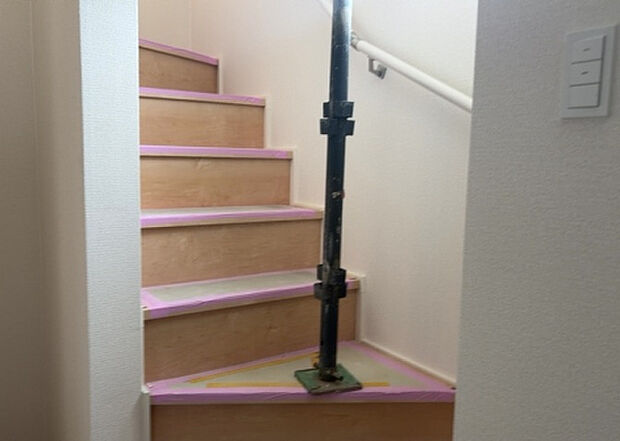 【内装】建物の上下階の通路である階段は、その位置によって動線や室内の印象が大きく左右されます。手摺にも重要な役割があり、転倒の防止・歩行や動作を円滑にして日常生活を支えることを主な目的として設置されています。