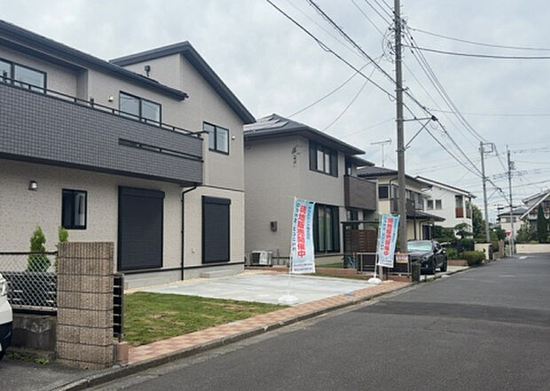 【前面道路含む現地写真_2】お持ちの車種によっては前面道路が広い方が便利でしょう。しかし、前面道路が広ければその分交通量が多くなるため、騒音などが気になる場合があります。実際に現地を見学し、周辺交通量や騒音などを確認しましょう！