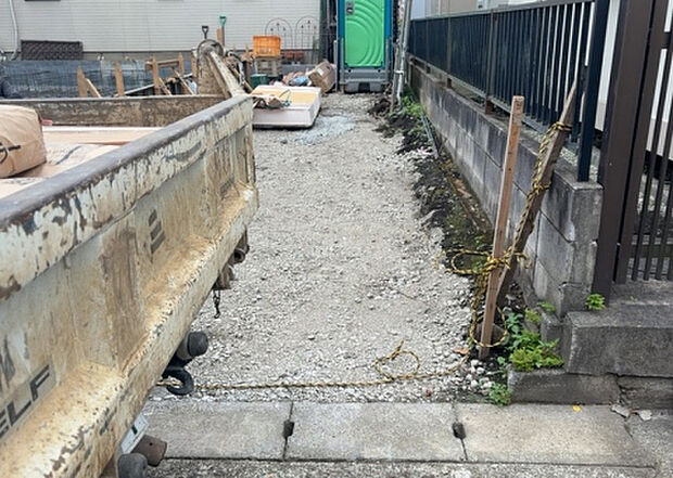 【駐車場】駐車場と明記されていても、最小スペースでつくられた駐車場だと大型車は駐車できなかったり、出入りしにくくなったりする可能性があります。お車のサイズと購入したい物件の駐車場のサイズを現地で確認しましょう。