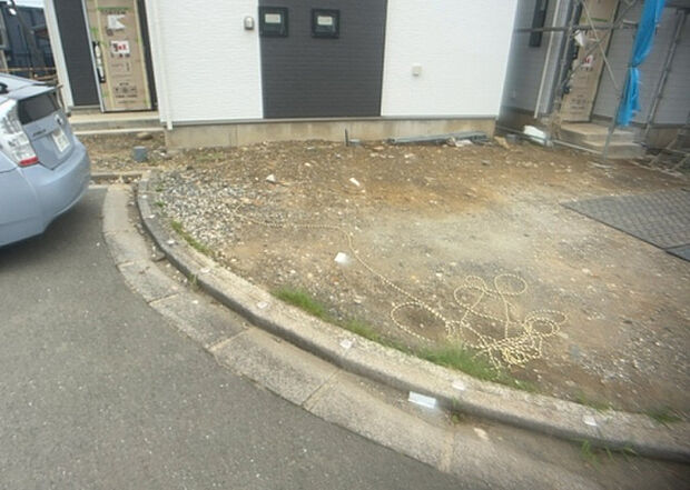 【駐車場】駐車場と明記されていても、最小スペースでつくられた駐車場だと大型車は駐車できなかったり、出入りしにくくなったりする可能性があります。お車のサイズと購入したい物件の駐車場のサイズを現地で確認しましょう。